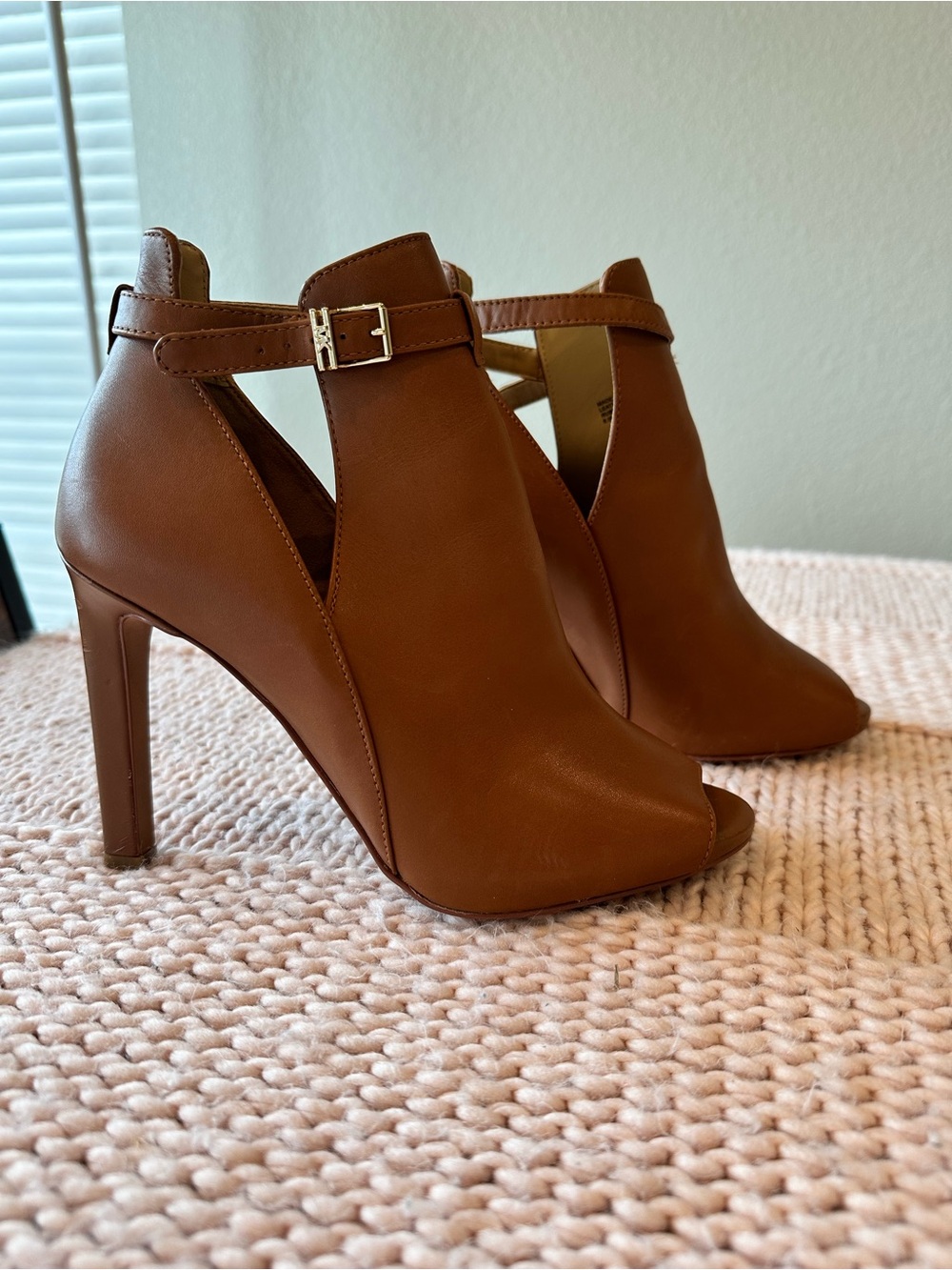 Michael Michael Kors women’s Lawson high heel buckled open toe booties size 8.5
